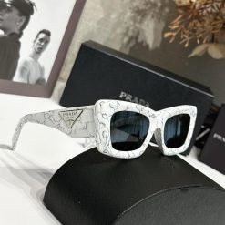 Alternative view of Kính Prada V730