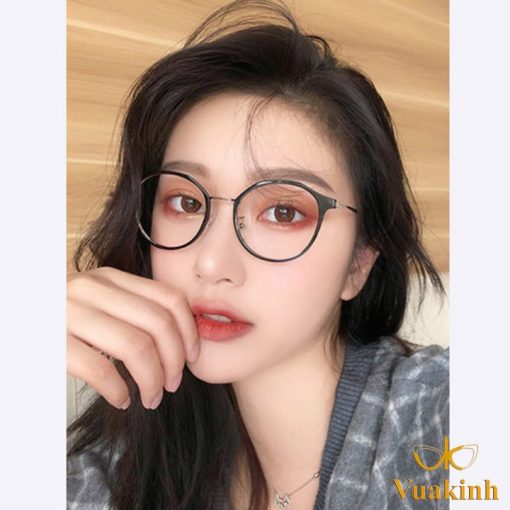 Kính cận gọng nhỏ