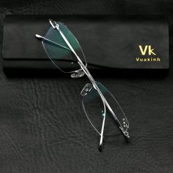 Thay mắt kính cận