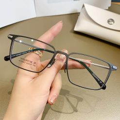 Alternative view of Kính Cadillac titanium V797